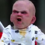 Un bébé terrifie plusieurs passants dans les rues de New York