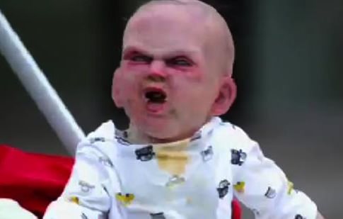 Un bébé terrifie plusieurs passants dans les rues de New York