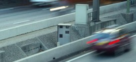 Un conducteur arrêté pour excès de vitesse avec une blonde