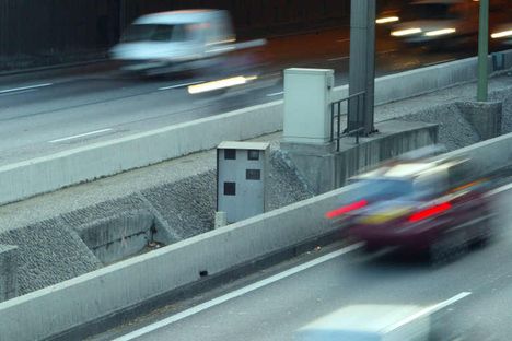 Un conducteur arrêté pour excès de vitesse avec une blonde