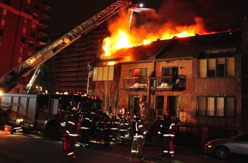 Un important incendie considéré comme suspect s'est déclenché dans une résidence à Côte-Saint-Luc