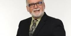 Armand Dubois, ancien journaliste de TVA, face à Péladeau dans Saint-Jérôme