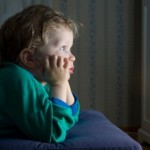 Enfants : Une télévision allumée fait perdre de précieuses minutes de sommeil