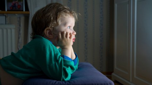 Enfants : Une télévision allumée fait perdre de précieuses minutes de sommeil