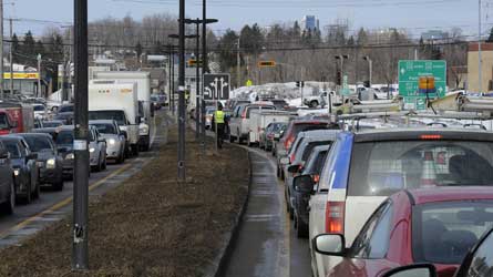 Pont Pierre-Laporte : Un véhicule en feu a causé un important embouteillage