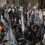 Régimes de retraite : Les employés municipaux manifestent devant les bureaux de l'UMQ