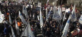 Régimes de retraite : Les employés municipaux manifestent devant les bureaux de l'UMQ