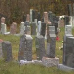 Un cadavre décomposé découvert dans un cimetière à Granby : L'hypothèse du meurtre étudiée