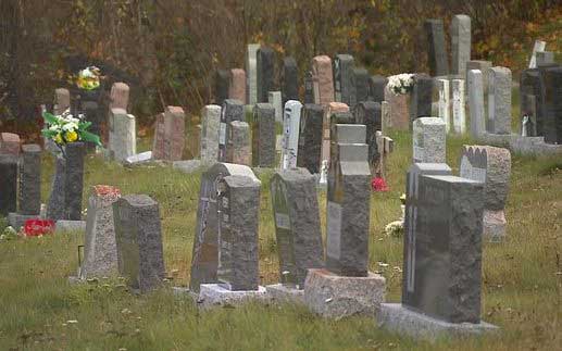 Un cadavre décomposé découvert dans un cimetière à Granby : L’hypothèse du meurtre étudiée