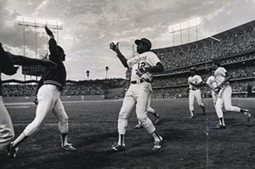 "high five" de Dusty Baker et Glenn Burke "high five" de Dusty Baker et Glenn Burke