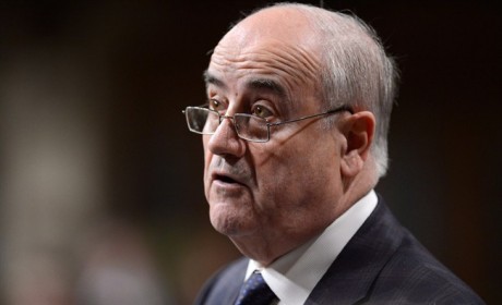 Le ministre Julian Fantino critiqué par l’épouse d’un ancien combattant