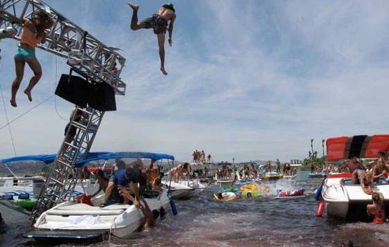 Piranha 3D - 300 000 litres de sang pour le tournage Piranha 3D : 300 000 litres de sang pour le tournage
