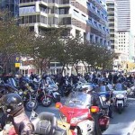 SAAQ : Des motocyclistes manifestent devant les bureaux de Philippe Couillard à Montréal