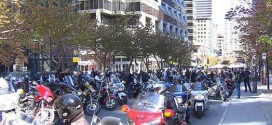 SAAQ : Des motocyclistes manifestent devant les bureaux de Philippe Couillard à Montréal