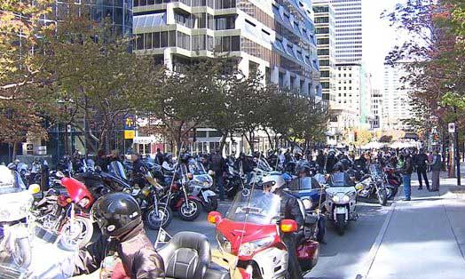 SAAQ : Des motocyclistes manifestent devant les bureaux de Philippe Couillard à Montréal