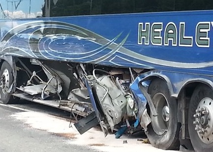 Château-Richer : Un grave accident entre une fourgonnette et un autocar