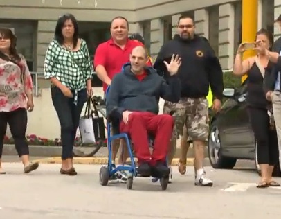 Gino Odjick Des fans se sont donnés rendez-vous devant l'hôpital de Vancouver