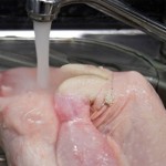 Laver du poulet cru augmente les risques des infections