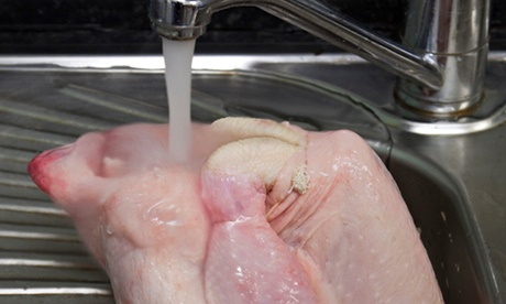 Laver du poulet cru augmente les risques des infections