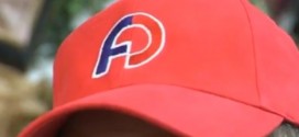 Casquettes rouges, jeans et pantalons de camouflage pour les policiers de Montréal