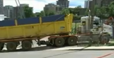 Un motocycliste perd la vie suite à une collision avec un camion à Montréal