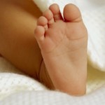 Bébé trisomique abandonné par un couple Australien : 120 000 dollars collectés pour la mère porteuse