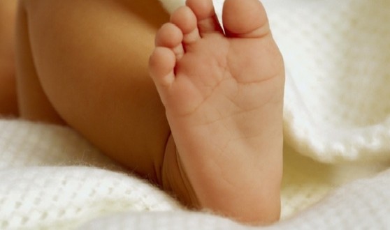 Bébé trisomique abandonné par un couple Australien : 120 000 dollars collectés pour la mère porteuse