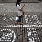 Des trottoirs pour les utilisateurs de téléphone portable : Chongqing tente l'expérience