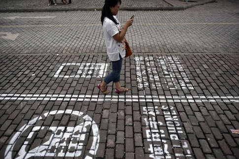 Des trottoirs pour les utilisateurs de téléphone portable : Chongqing tente l’expérience
