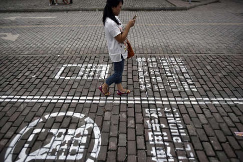 Des trottoirs pour les utilisateurs de téléphone portable : Chongqing tente l'expérience