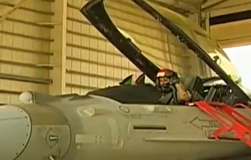 Mariam Al Mansouri : Première femme Emiratie à piloter un F-16 pour mener des frappes contre Daech