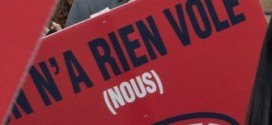 Des centaines de personnes membres de la Coalition syndicale manifestent à Trois-Rivières