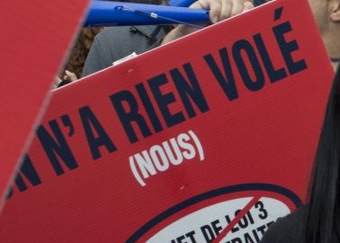 Des centaines de personnes membres de la Coalition syndicale manifestent à Trois-Rivières