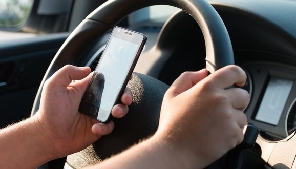 Téléphone cellulaire au volant : Quatre points d'inaptitude au lieu de trois