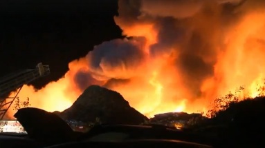 Un violent incendie dans un site de recyclage de voitures à Laval