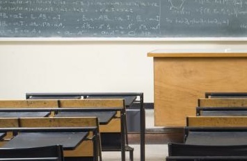 Une aide-enseignante fait face à des accusations d'agression sexuelle sur un adolescent de 15 ans