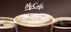 Une souris dans un verre de café noir de McDonald's