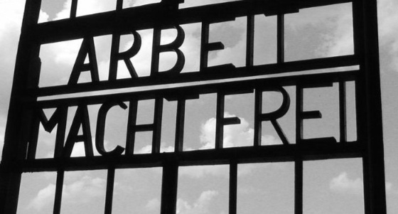 Camp nazi de Dachau : La porte avec l’inscription « Arbeit macht frei » a été dérobée