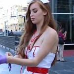 Cancer : Une jeune femme déguisée en infirmière palpe des testicules pour la bonne cause