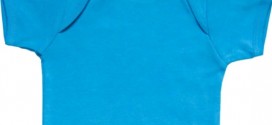 Des vêtements pour bébés portant des inscriptions à caractère pornographique