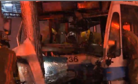 Un autobus de la STM percute un arbre à Montréal : Une quinzaine de personnes blessées