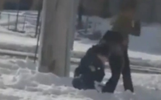 Une policière violemment agressée par deux jeunes adolescentes en Ontario