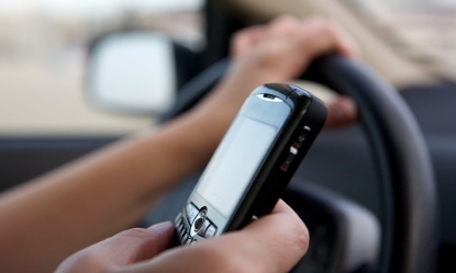 Interdit de regarder l'heure sur votre cellulaire lorsque vous êtes au volant