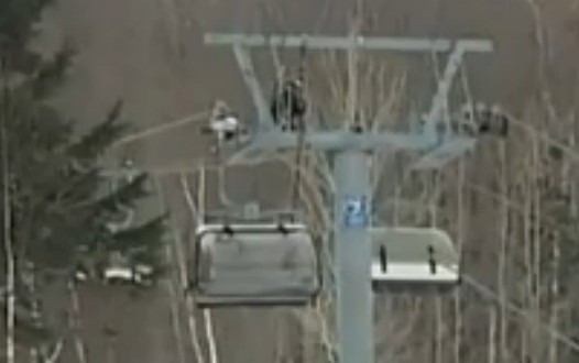 Une monitrice et un enfant chutent d'un télésiège au Mont-Sainte-Anne