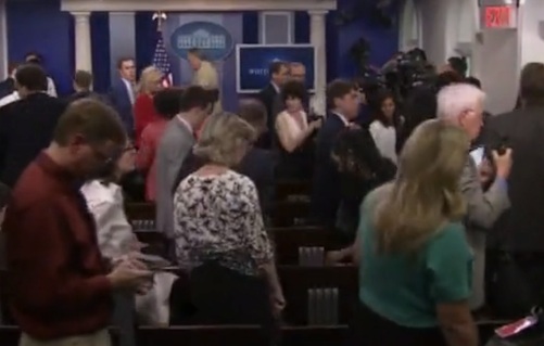 Alerte à la bombe à la Maison Blanche : Plus d’une vingtaine de journalistes évacués