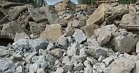 Une pluie de roches s'abat sur des maisons et des voitures à Stoneham