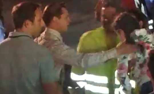 Brad Pitt sauve une petite fille d'une foule déchainée