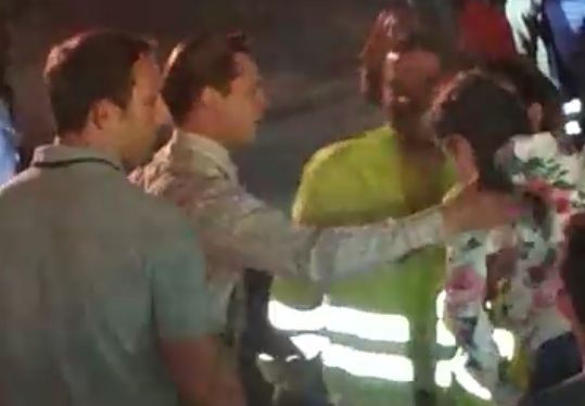 Brad Pitt sauve une petite fille d'une foule déchainée 1 Brad Pitt sauve une petite fille d'une foule déchainée
