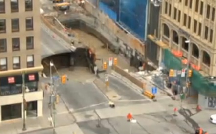 Un Cratère immense sur la rue Rideau : Les travaux continuent