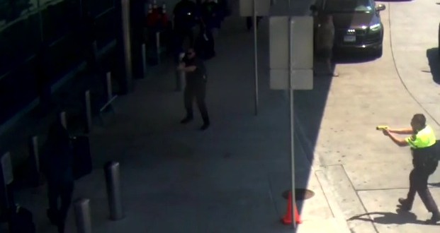 Un policier tire sur un homme à l'aéroport Love Field de Dallas (Vidéo)